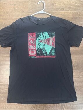 Men’s obey large noise and lies t shirt